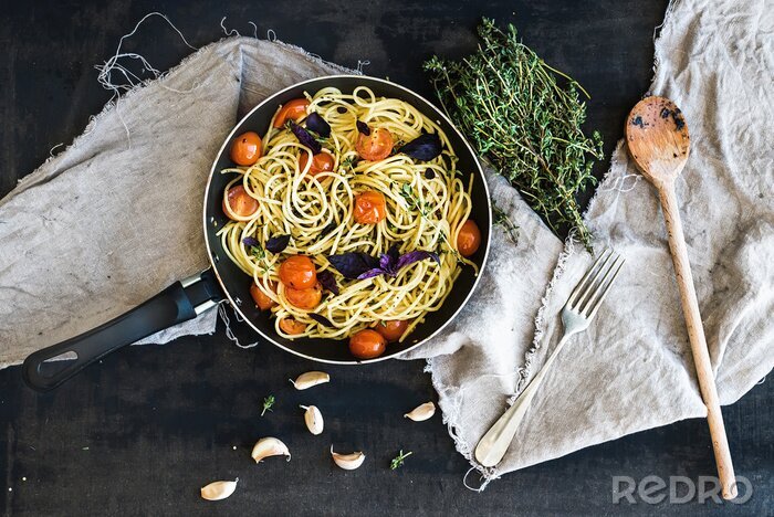 Fotobehang Pasta spaghetti met pestosaus, basilicum, cherry-tomaten, knoflook en tijm
