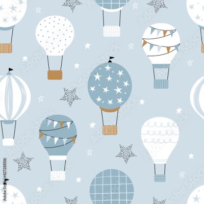 Pastelblauwe ballonnen in de lucht