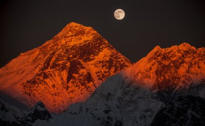 Piek Everest bij zonsondergang in een volle maan.