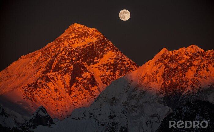 Fotobehang Piek Everest bij zonsondergang in een volle maan.