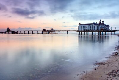 Fotobehang Pier aan de Baltische Zee in de vroege ochtend