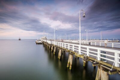 Fotobehang Pier aan de kalme Oostzee