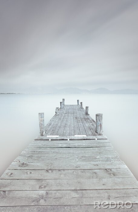 Fotobehang Pier aan het meer in de mist