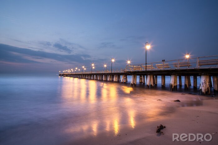 Fotobehang Pier in het licht van lantaarns