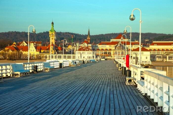 Fotobehang Pier in Sopot tegen de achtergrond van de stad