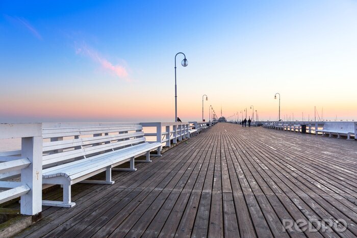 Fotobehang Pier met banken aan zee