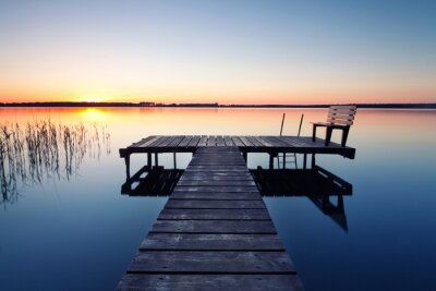 Fotobehang Pier met bankje aan het meer