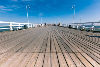 Fotobehang Pier met wandelende toeristen