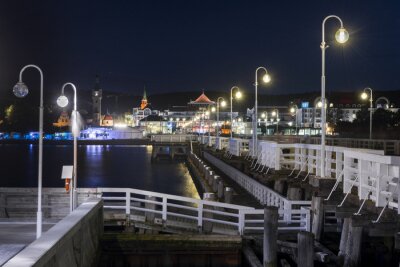 Fotobehang Pier op de achtergrond van de nachtelijke stad
