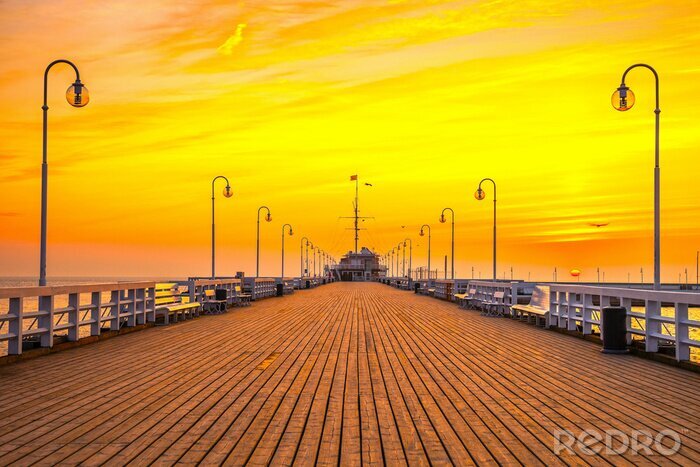 Fotobehang Pier op de achtergrond van gele lucht