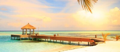 Fotobehang Pier op een zonnig tropisch strand