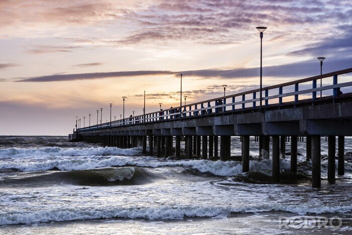 Fotobehang Pier over een stormachtige zee