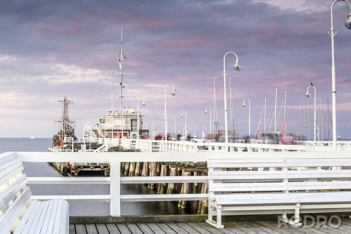Fotobehang Pier tegen de achtergrond van bewolkte hemel