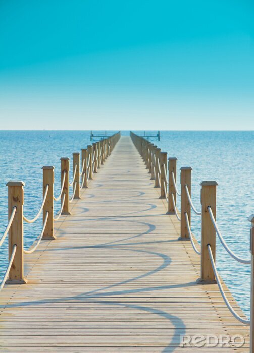 Fotobehang Pier tegen de achtergrond van de azuurblauwe hemel