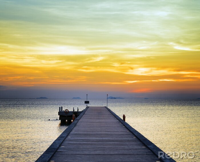 Fotobehang Pier tegen de achtergrond van een sprookjesachtige lucht
