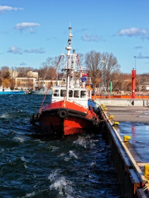 Fotobehang Pilot boot aangemeerd in de werf op de haven van Gdynia, Polen.