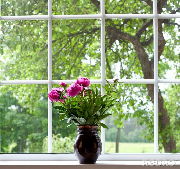 Fotobehang Pioen bloemen op widnow-dorpel