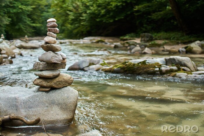 Fotobehang Piramide van stenen in een rivier