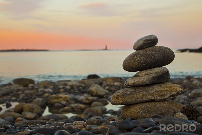 Fotobehang Piramide van stenen op een landschapsachtergrond