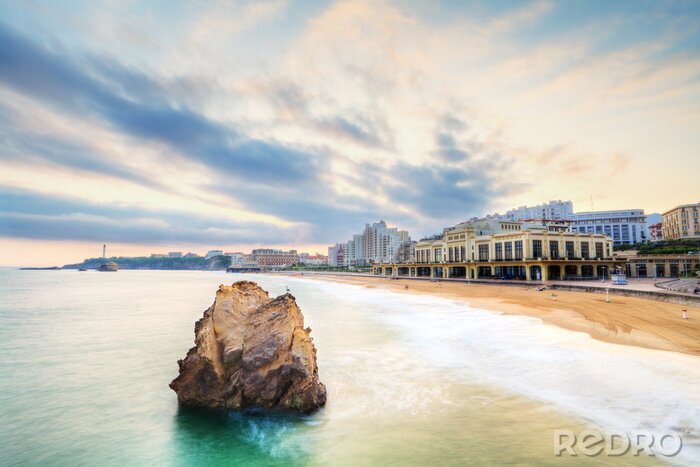 Fotobehang Plage de Biarritz au petit matin.