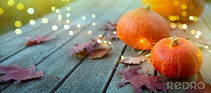 Fotobehang Pompoenen en herfstbladeren op hout