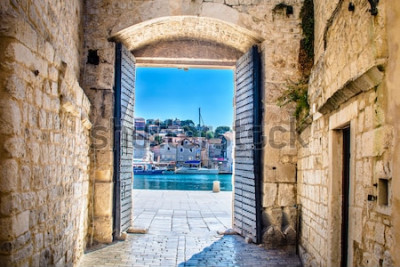 Fotobehang Poort met uitzicht op de haven