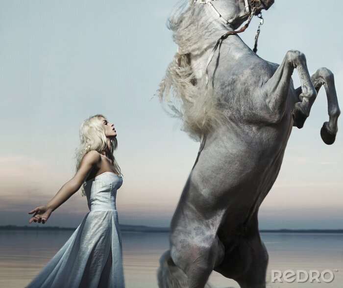 Fotobehang Portret van een vrouw en een grijs paard
