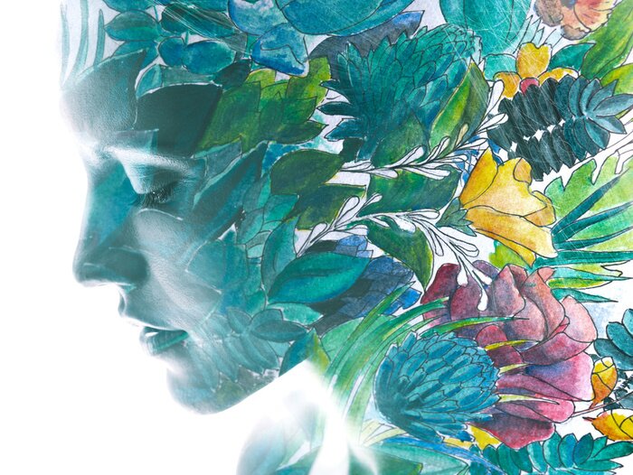 Fotobehang Portret van een vrouw met bladeren in haar haar