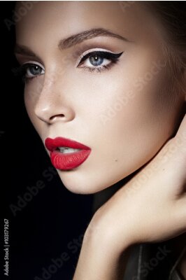 Fotobehang Portret van een vrouw met rode lippen en zwarte lijnen