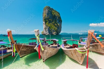 Fotobehang Prachtig strand en longtailboten in Krabi, Thailand
