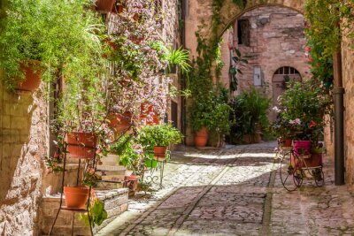 Prachtig versierde veranda in kleine stad in Italië in de zomer, Umbrië