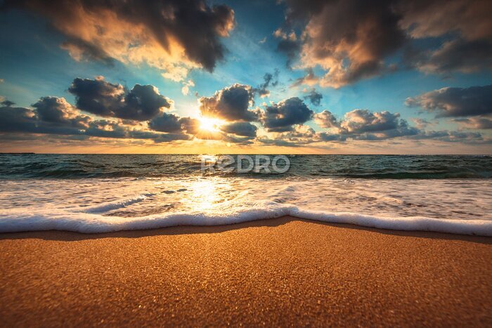 Fotobehang Prachtige zonsopgang boven de zee