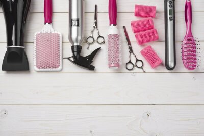 Professionele kapper tools op houten planken achtergrond met kopie ruimte