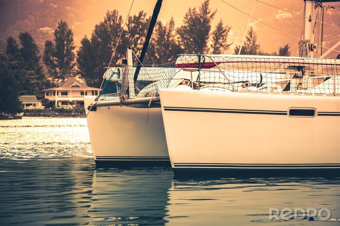 Fotobehang Recreatieve Yacht in zonlicht haze