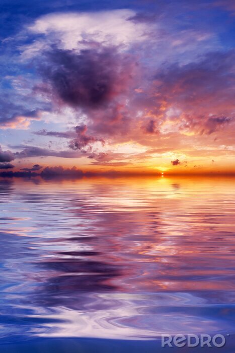 Fotobehang Reflectie van de gekleurde lucht in het water