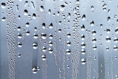Regendruppels op een glazen oppervlak