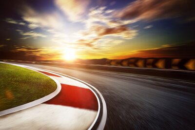 Fotobehang Renbaan bij zonsondergang