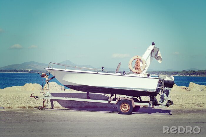 Fotobehang Retro boot op de achtergrond van de zee
