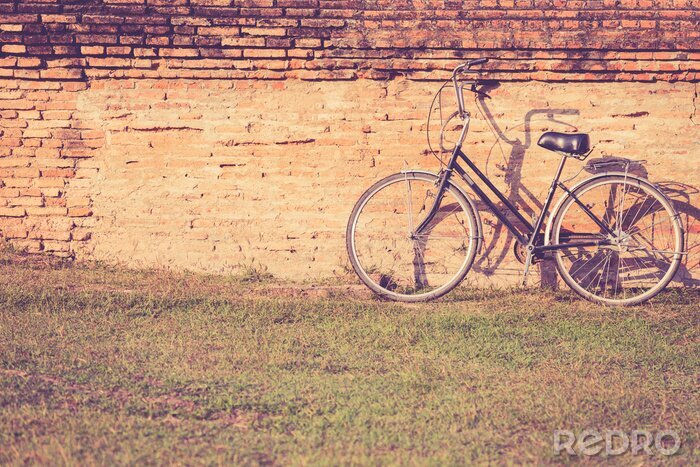 Fotobehang Retro fiets op de achtergrond van een bakstenen muur