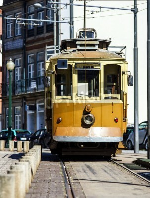Fotobehang Retro gele tram op de straat van de oude stad. Porto, Portugal