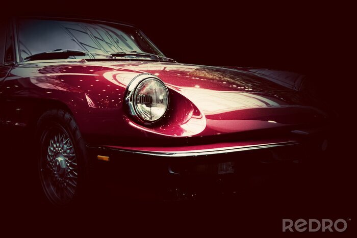 Fotobehang Retro klassieke auto op een donkere achtergrond. Wijnoogst, elegant