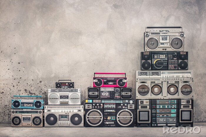 Fotobehang Retro old school design getto blaster boombox stereo radio cassettebandrecorders toren van circa 1980 voorste betonnen muur achtergrond. Vintage stijl gefilterde foto