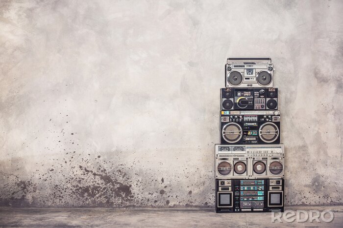 Fotobehang Retro oude school ontwerp getto blaster boombox stereo radio cassette tape recorders toren vanaf circa 1980 voor betonnen muur achtergrond. Vintage stijl gefilterde foto