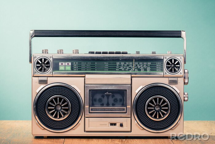 Fotobehang Retro verouderde cassette tape recorder uit de jaren 80 op tafel voor mint groene achtergrond. Vintage oude stijl gefiltreerde foto