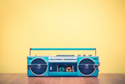 Retro verouderde draagbare stereo mint groene radio cassette recorder van 80s voor geel achtergrond. Vintage oude stijl gefiltreerde foto