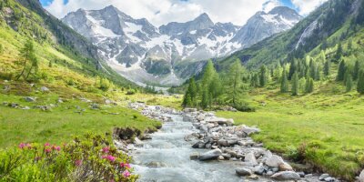Fotobehang Rivier met berglandschap op de achtergrond