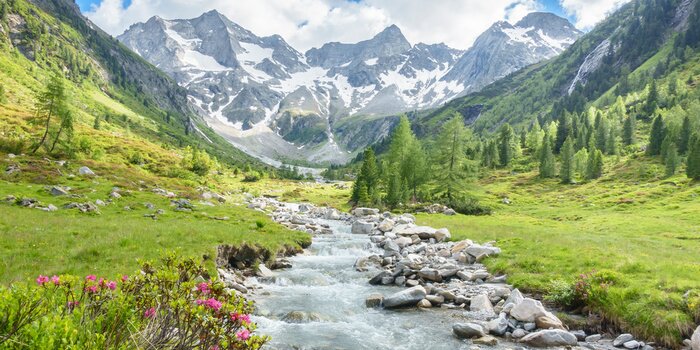 Fotobehang Rivier met berglandschap op de achtergrond