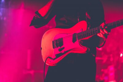 Fotobehang Rock gitarist in rode kleuren