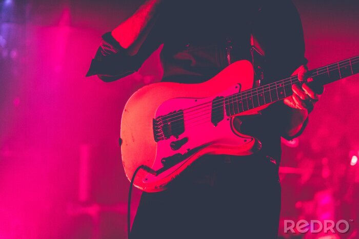 Fotobehang Rock gitarist in rode kleuren