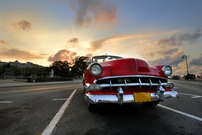 Rode auto in Havana zonsondergang